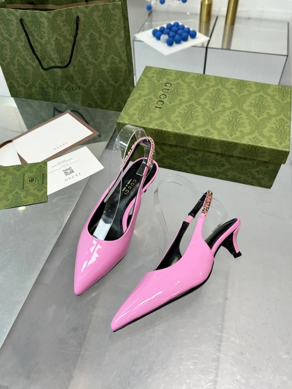 👟👟Ex-factory price 440👟👟 (genuine leather sole +40) Gucci Signoria pumps are named after the central square of Florence, recreating the classic and elegant style of the birthplace of the brand. Combining shiny patent leather with a pointed toe, these shoes are embellished with Gucci's signature chain, adding a stylish edge to your new season wardrobe. Upper: Made of first-layer imported patent cowhide/sheepskin lining. Outsole: rubber non-slip outsole/genuine leather outsole. Size: 35-42 (34/41 42 customized, non-refundable)